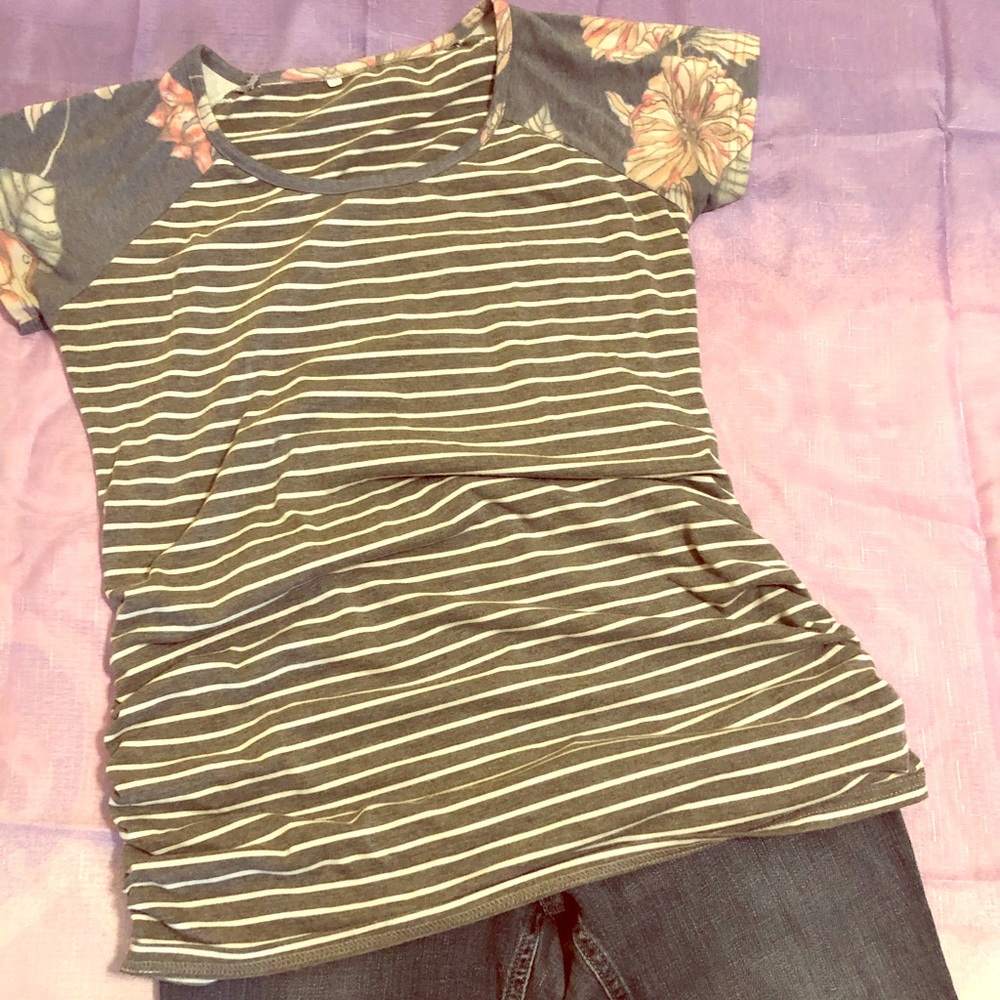 👣🤰MATERNITY 2/$15!! Maternity Shirt - Medium
